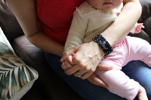hands-free-breastfeeding-shirt-holder-latch